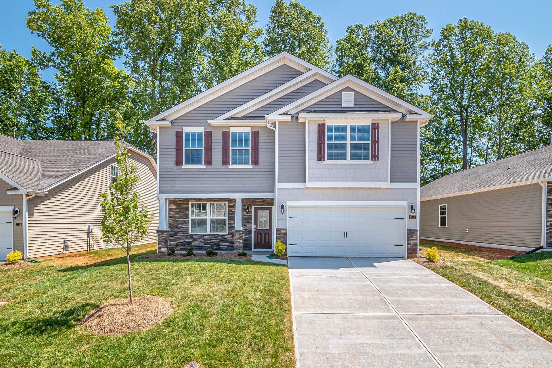 our-services-03 Spacious modern family home with well-maintained front yard in a suburban neighborhood.